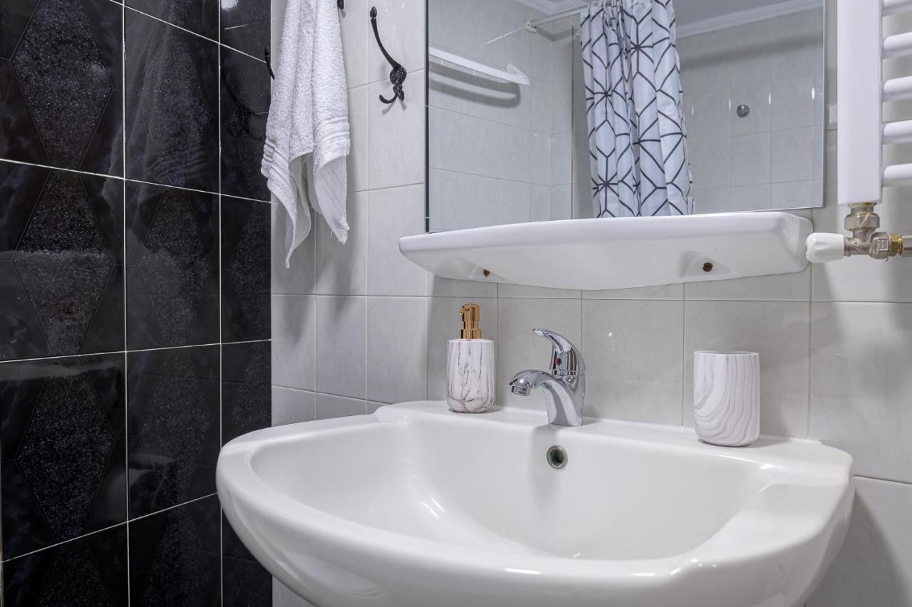 Deluxe Central 2 Bdr Apartment อเล็กซานโดรโพลิส ภายนอก รูปภาพ